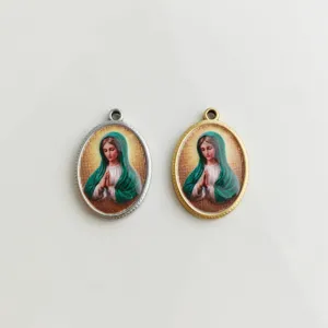 Detalle macro de colgantes de la Virgen María en acero inoxidable impresos en 3D oro y plata