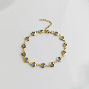Elegante goudkleurige roestvrijstalen enkelband met blauwe hartvormige kristallen