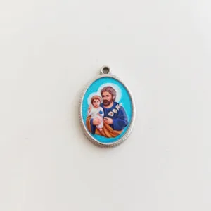 Dettaglio che mostra San Giuseppe e il Bambino su un pendente in acciaio inossidabile