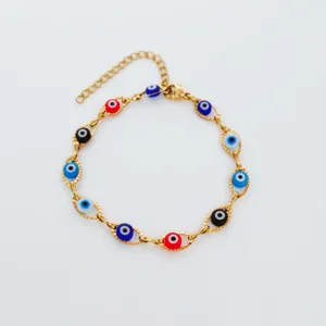 Vista dettagliata di un bracciale in acciaio inossidabile dorato con perline colorate Malocchio