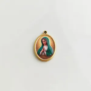 Detalle de la imagen de la Virgen María impresa en 3D en colgante ovalado