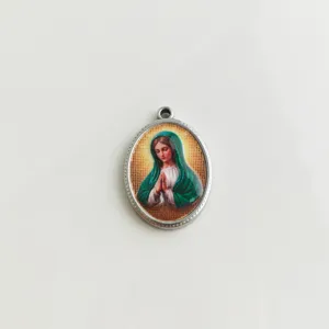 Detalle del colgante de acero inoxidable con retrato de la Virgen María y arte religioso 3D
