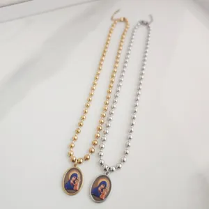 Detailweergave van gouden en zilveren rozenkranskettingen van roestvrij staal met Maria-hangers
