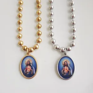 Detail van gouden en zilveren roestvrijstalen kogelkettingen met 3D Jezus-hangers