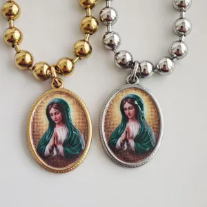 Detailopname van roestvrijstalen rozenkransen met 3D-geprinte hangers van de Maagd Maria
