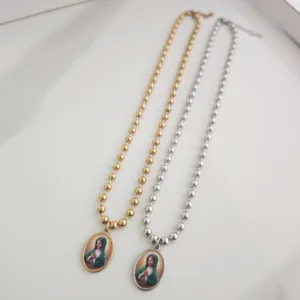 Detail van roestvrijstalen kralenkettingen met 3D-geprinte Maagd Maria-hangers