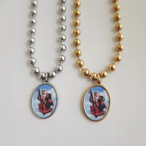 Detail van roestvrijstalen kogelketting met 3D-geprinte Sint-Christoffel hanger motief.