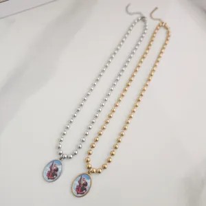 Twee roestvrijstalen kogelkettingen met gedetailleerde Sint Christoffel hangers in goud en zilver