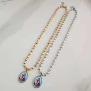 Detail van gouden en zilveren rozenkrans kettingen met 3D geprinte religieuze hangers