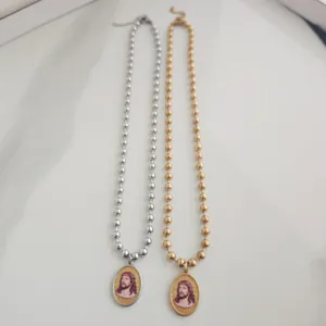 Gedetailleerd overzicht van zilveren en gouden rozenkranskettingen met Jezus-hangers