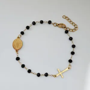 Detail des 18K vergoldeten Edelstahl-Perlenarmbands mit Kreuz und Totem-Medaille
