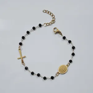 Handgefertigtes Armband aus Edelstahl mit schwarzen Perlen und goldenem Kreuzanhänger