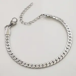 Gedetailleerde weergave van een minimalistische roestvrijstalen platte schakelarmband