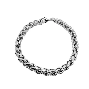 Primo piano di bracciale a catena in acciaio inossidabile lucido con chiusura a moschettone