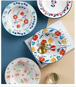Handbemaltes Set aus tiefen Keramik-Pastatellern mit Blumenmuster für den Esstisch.