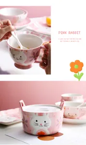 Vista detallada del juego de vajilla de cerámica con diseño de conejo rosa y tazas