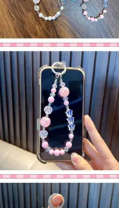 Roze kralen telefoonkoord met heldere sterren aan een transparant hoesje.
