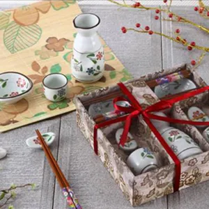 Service à saké japonais en céramique peint à la main dans un élégant coffret cadeau fleuri