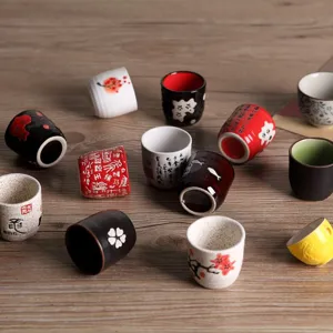 Vue détaillée de diverses tasses à saké japonaises en céramique peintes à la main