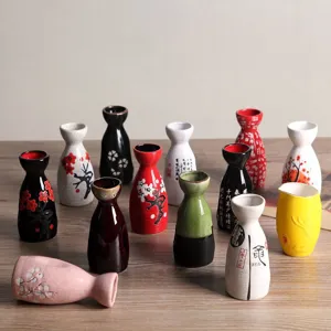 Vue détaillée des carafes à saké japonaises en céramique peintes à la main