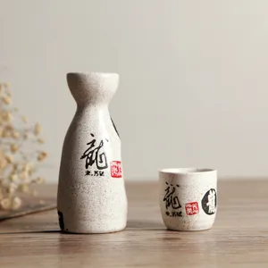 Service à saké japonais en céramique avec calligraphie traditionnelle du dragon