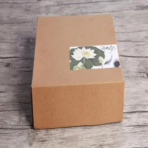 Vista detallada de la caja de regalo de papel kraft con etiqueta de flor de loto