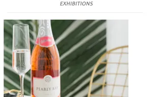 Detailansicht eines eleganten Champagnerglases und einer Sektflasche für den gedeckten Tisch