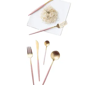 Elegante juego de cubiertos de acero inoxidable dorado y rosa con cucharas redondas