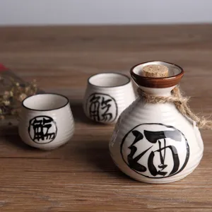 Service à saké japonais en céramique avec calligraphie et bouchon de liège