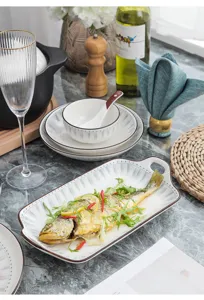 Service de table en céramique nordique avec rayures bleues pour servir du poisson grillé