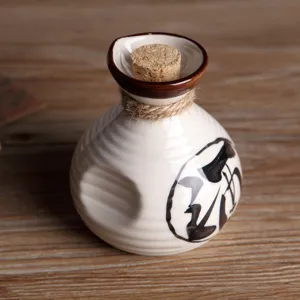 Bouteille de saké japonaise en céramique avec calligraphie peinte à la main et bouchon