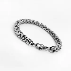 Vista dettagliata del bracciale a catena di grano in acciaio inossidabile con chiusura
