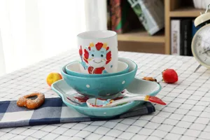 Vue rapprochée d'un ensemble de vaisselle en céramique pour enfants avec motif dragon