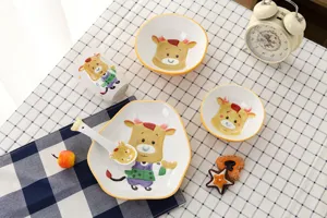 Ensemble de vaisselle en céramique pour enfants avec motif de taureau peint à la main.