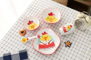 Vue détaillée d'un service de table en céramique peint à la main pour enfants