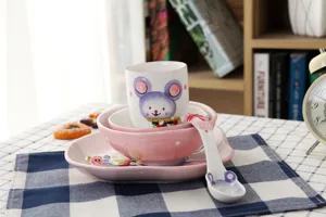 Gros plan d'un service de table en céramique peint à la main pour enfants avec motif de souris