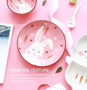 Vue détaillée d'un adorable service de table en céramique rose avec lapin pour enfants