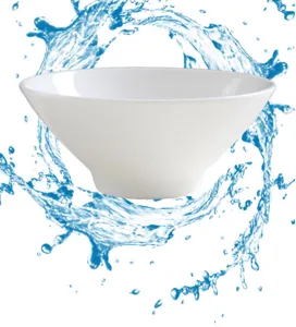 Vista laterale della ciotola Douli in ceramica bianco puro con sfondo di spruzzi d'acqua