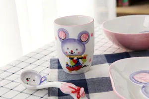Détail d'un service de table en céramique peint à la main pour enfants avec motif souris