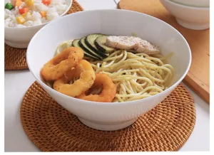 Elegante ciotola per spaghetti in ceramica bianca con presentazione di un pasto gustoso