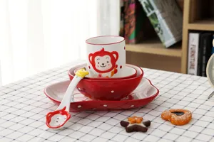 Détail de la vaisselle en céramique pour enfants avec singe de dessin animé rouge