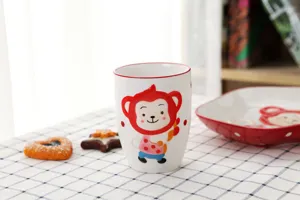 Détail d'un joli mug en céramique avec un singe de style japonais pour enfants