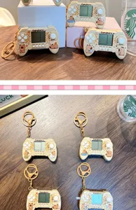 Vue détaillée des mini porte-clés console de jeux avec motifs Capybara en couleur crème