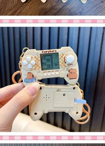 Vues avant et arrière d'un mini porte-clés console de jeu Tetris sur le thème Capybara