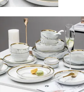Detailansicht des Marmor-Keramik-Geschirrsets mit elegantem Goldrand für Zuhause.