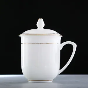 Elegante taza de té de porcelana blanca con borde dorado y tapa para oficina y hotel.