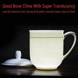 Taza de porcelana de hueso translúcida de alta calidad con borde dorado y tapa para oficina