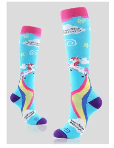 Detailansicht blauer Overknee-Kompressionsstrümpfe mit Einhorn- und Regenbogenmuster