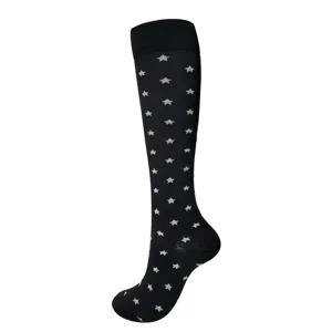 Gros plan sur des chaussettes de compression noires à motif d'étoiles grises
