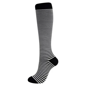 Vue détaillée des chaussettes de compression montantes à rayures noires et blanches